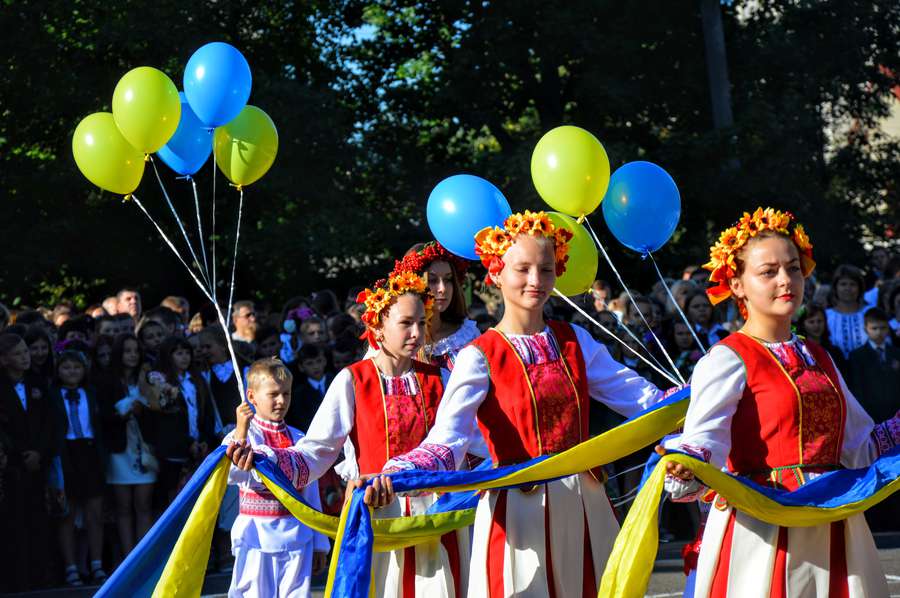 Дівчата у вишуканих українських національних вбраннях вийшли з натовпу