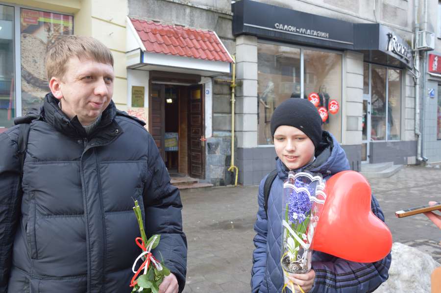 Квіти, прикраси і гарний настрій: що дарують жінкам на 8 березня у Луцьку (фото)