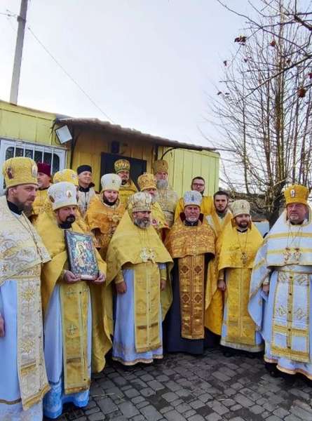 На Волині священники УПЦ «МП» встановили на контейнер купол і назвали це церквою (відео)