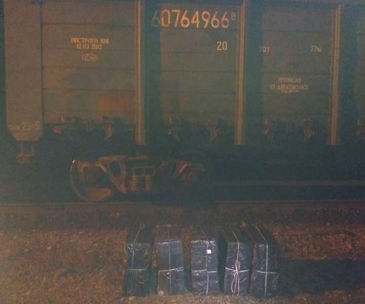 На Волині у потязі з рудою знайшли контрабандні сигарети  (фото)