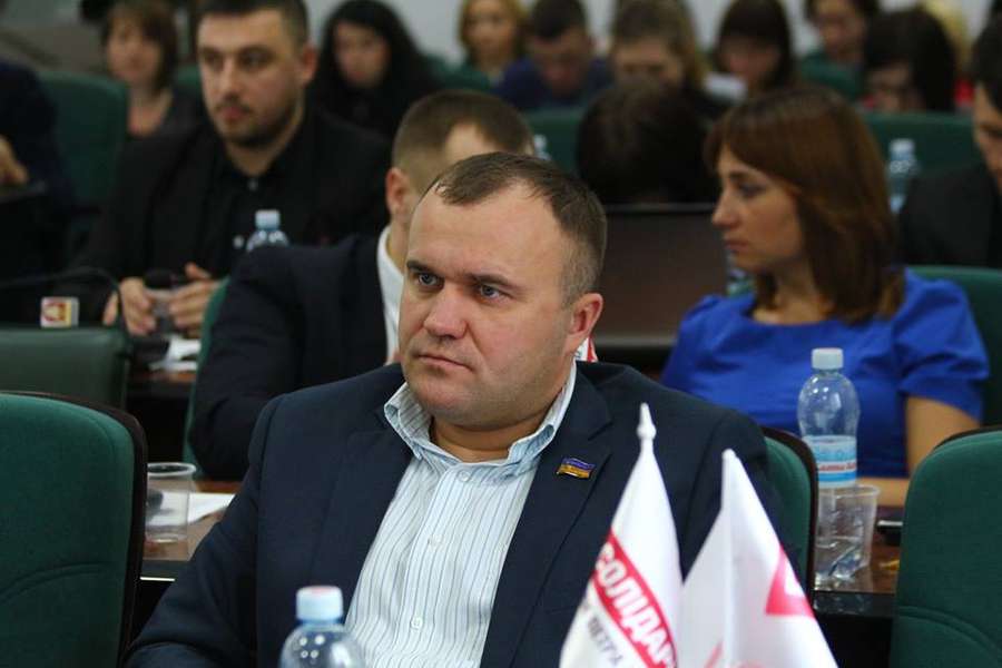 Депутат Петро Нестерук уважно слухає своїх колег