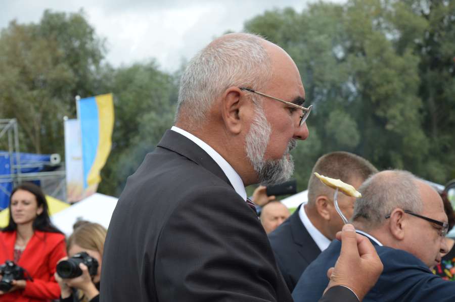 Заступник голови Волинської обласної ради Роман Карпюк смакує вареником