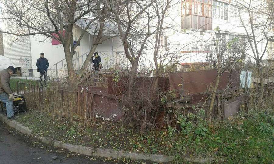 Муніципали продовжують зносити саморобні паркани у Луцьку (фото) 