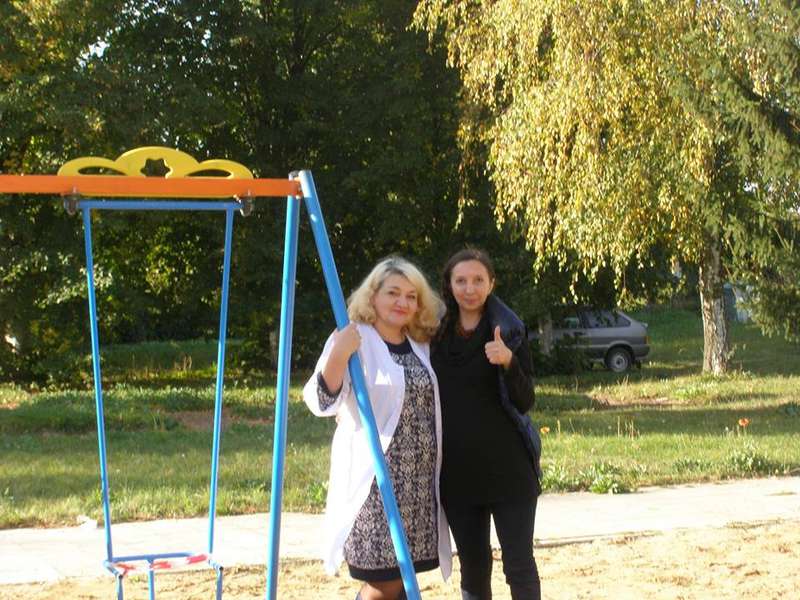 Помічниця депутата Луцькради Яручика домоглася встановлення дитячого майданчика (фото)