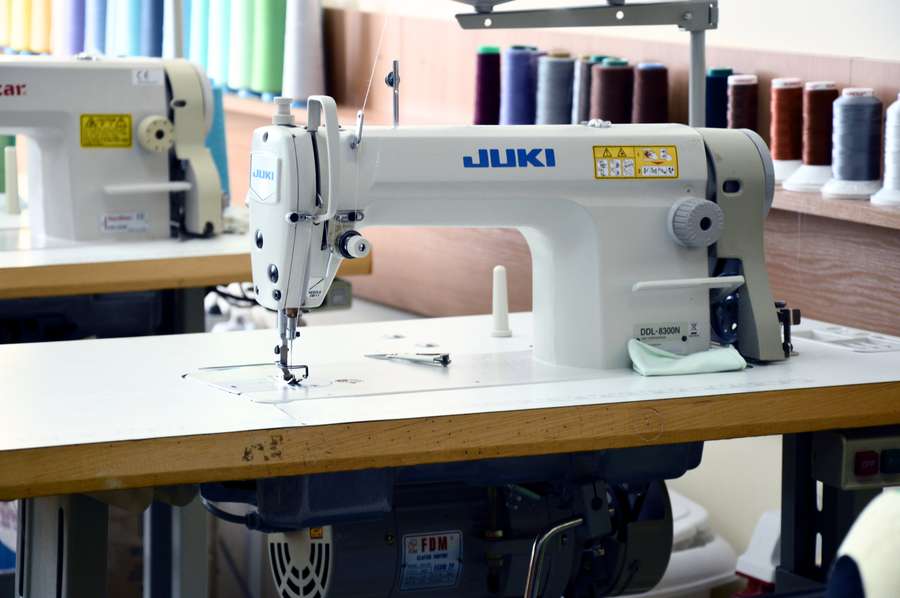 Швейний відділ, де дизайнери працюють над пробними варіантами нових іграшок