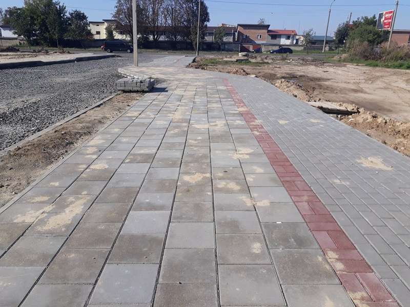 Показали, як у Луцьку ремонтують дорогу біля 27-ї школи (фото)