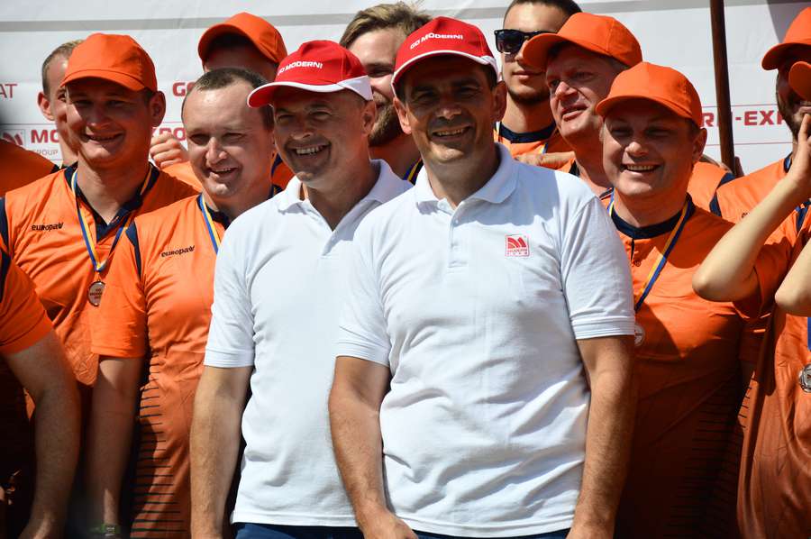 У білих футболках: ліворуч - Петро Пилипюк, праворуч - Богдан Лукасик