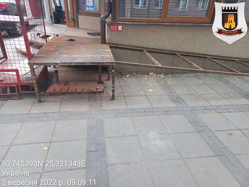 У Луцьку біля «Нової пошти» встановили незаконну конструкцію – керівнику видали припис (фото)