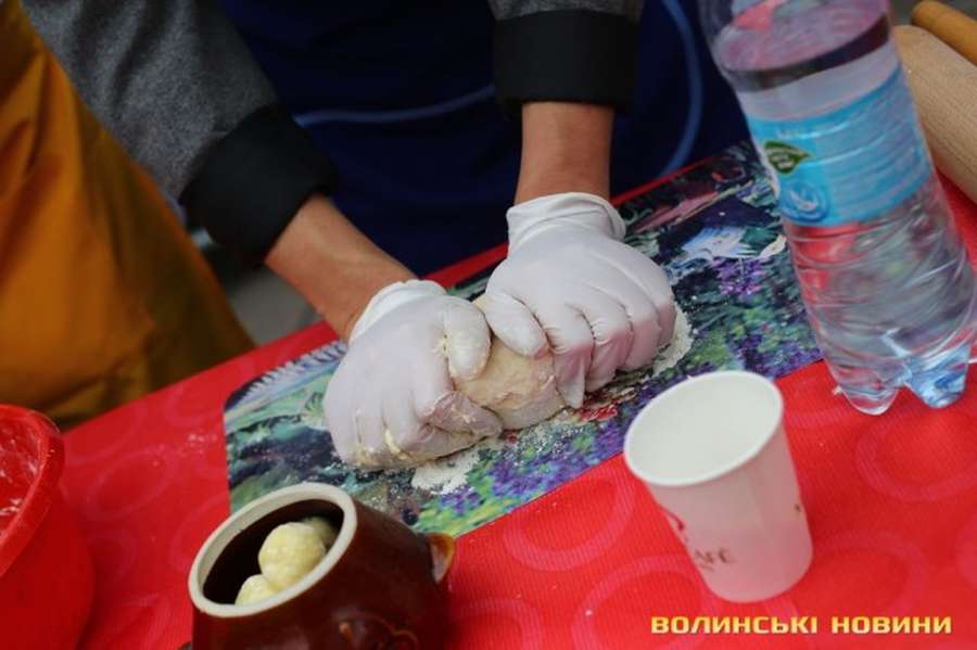 На луцькому «Фестивалі національної кухні» смакували борщ та вареники (фото)
