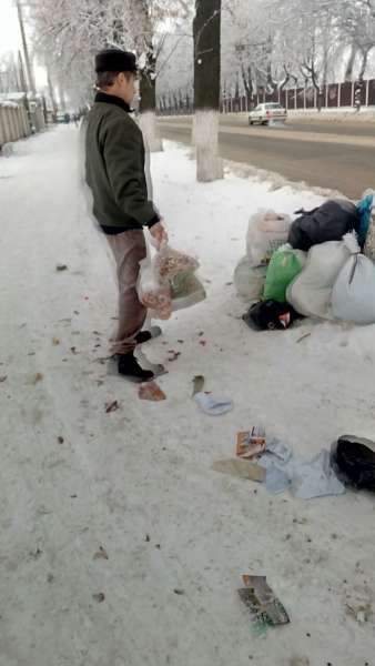 Лучани викидають пакети зі сміттям на узбіччя 