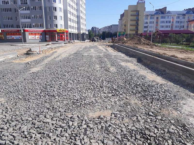 Показали, як у Луцьку ремонтують дорогу біля 27-ї школи (фото)