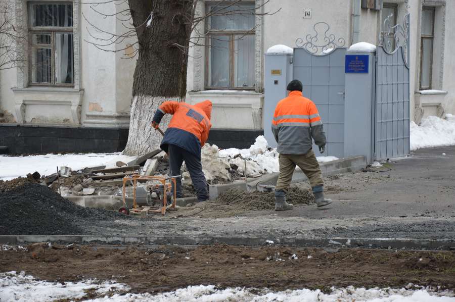 Як в центрі Луцька ремонтують дорогу (фото)