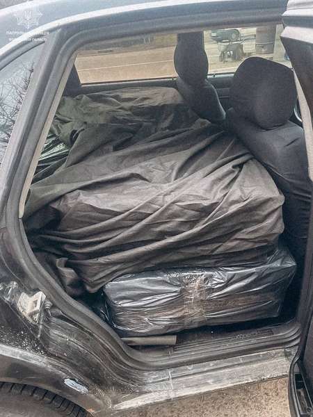 Зупинили на блокпосту: в Луцьку в авто знайшли «ліві» сигарети (фото)
