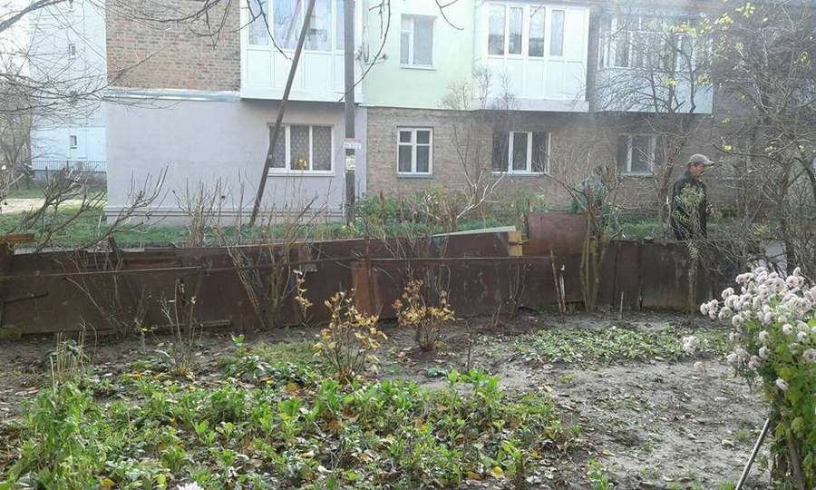 Муніципали продовжують зносити саморобні паркани у Луцьку (фото) 