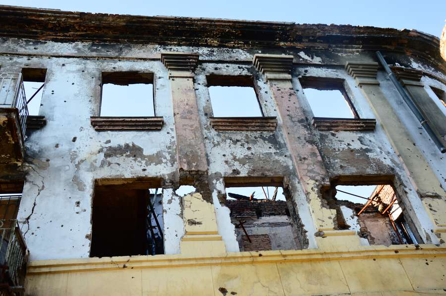 Знищена будівля МВС у Маріуполі