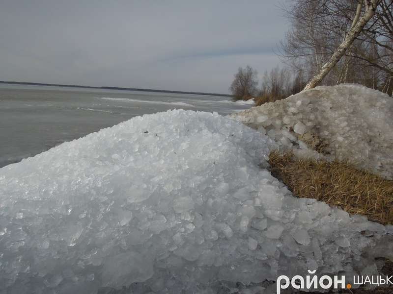 Через буревій на озері Світязь почався льодохід (ФОТО)