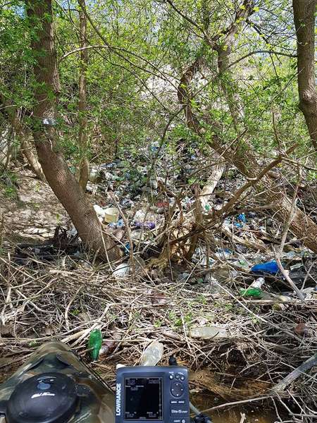 Жителі села біля Луцька викидають пакети зі сміттям у річку (фото)