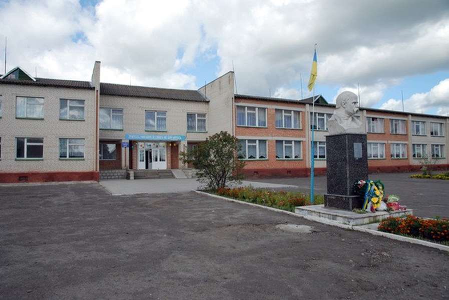 Скандал: у школі під Луцьком закривають 10-11 класи