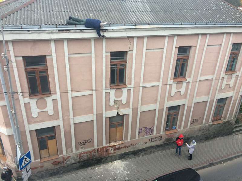 З будинку в центрі Луцька посипалася цегла (фото, відео)