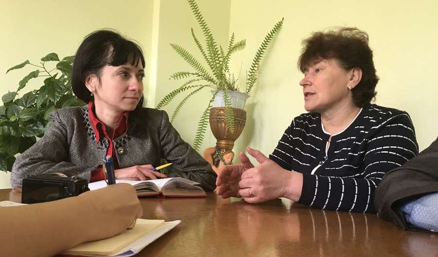 Оксана Урбан виважено слухає голову Сокиричівської сільської ради