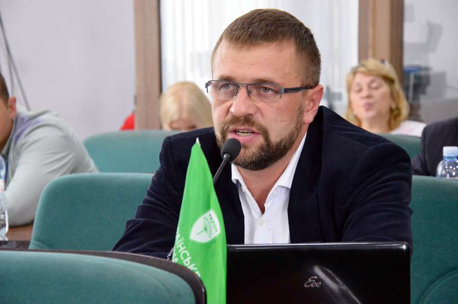 Депутат Олександр Кравченко замість військової форми одягнув білу сорочку та жакет