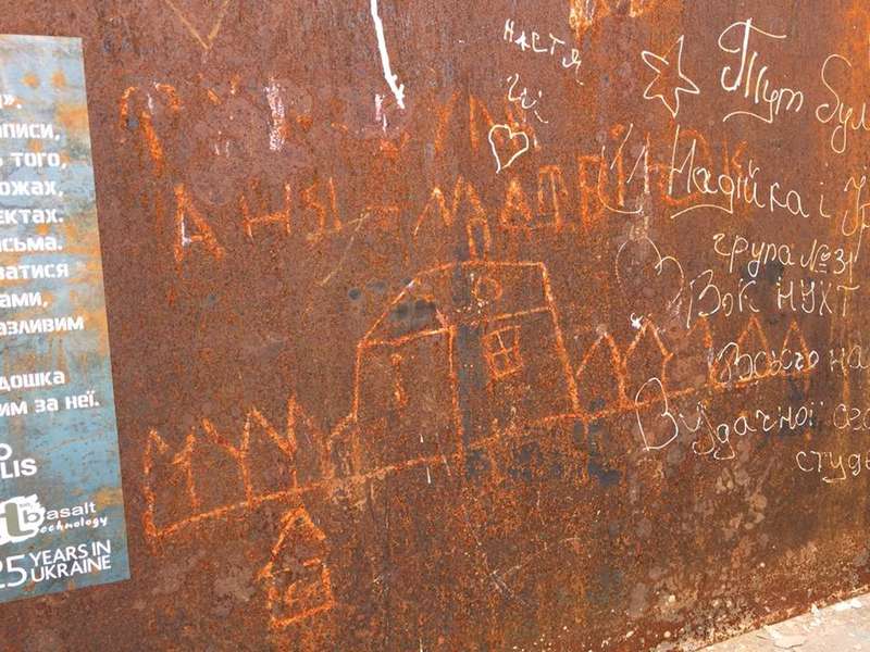 «Тут був я»: які написи залишили на спеціальній дошці в Луцьку (фото) 