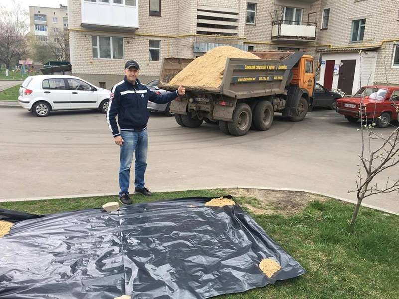 Депутат Луцькради подарував мешканцям району ЛПЗ саджанці, фарбу і пісок