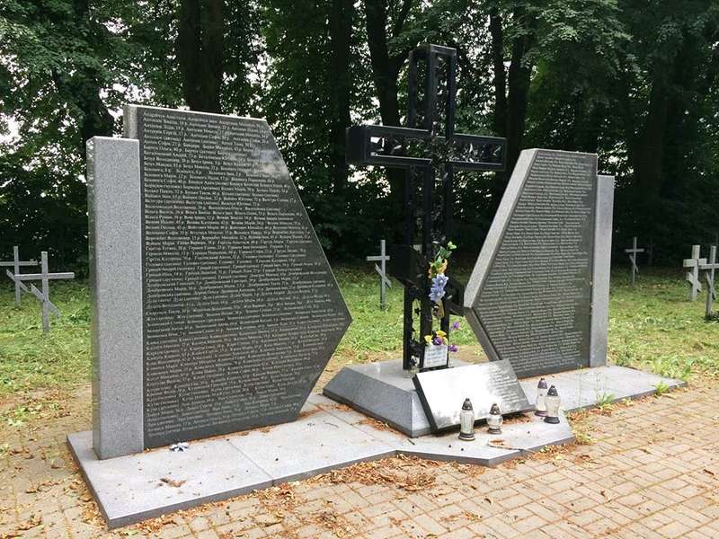 Волиняни впорядкували українські кладовища в Польщі (фото) 