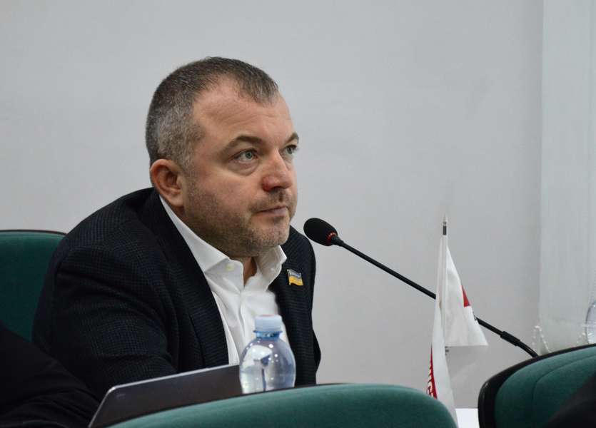 Депутат Андрій Покровський взагалі звернув увагу на те, що в бюджеті не передбачені кошти для підтримки тих округів, де немає депутатів