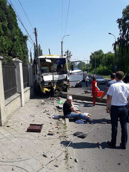 У Луцьку – аварія за участі маршрутки: є потерпілі (фото) 
