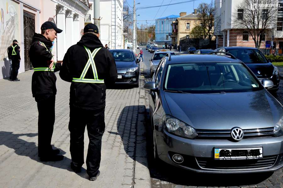 У Луцьку з паркохамами почали боротися інспектори з паркування (фото)