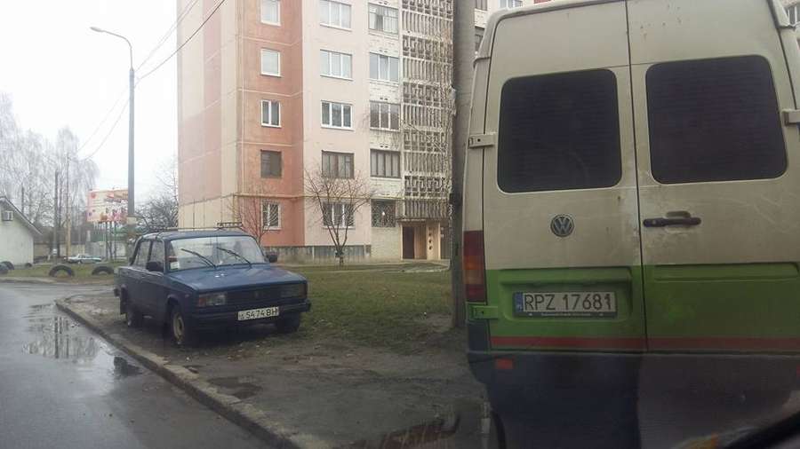 Авто купили, а паркуватись не  навчились: у Луцьку ловили порушників (фото)