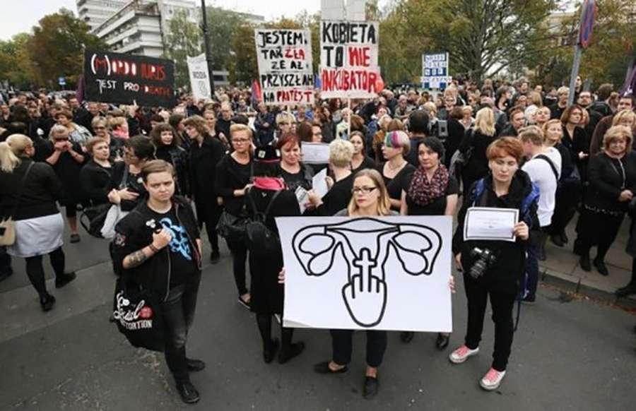 У Польщі тисячі людей протестують проти заборони абортів (фото)