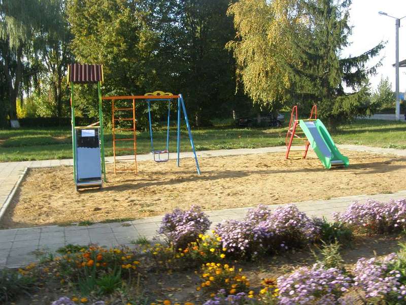Помічниця депутата Луцькради Яручика домоглася встановлення дитячого майданчика (фото)