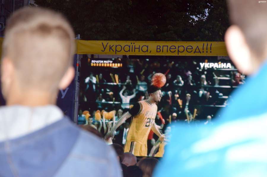Мер-прогнозист та сотні вболівальників: як лучани підтримували збірну України з футболу (фото)