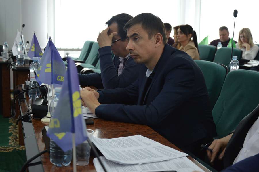 Депутат Богдан Богонос уважно слухає доповідача