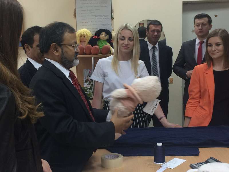 Індійський посол оцінив і «пощупав» волинські іграшки (фото)