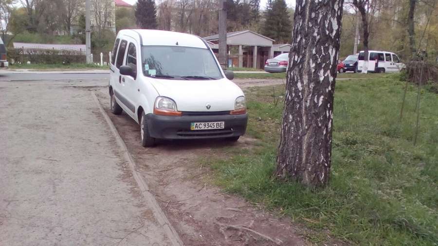 У Луцьку регулярно порушують правила паркування (фото)