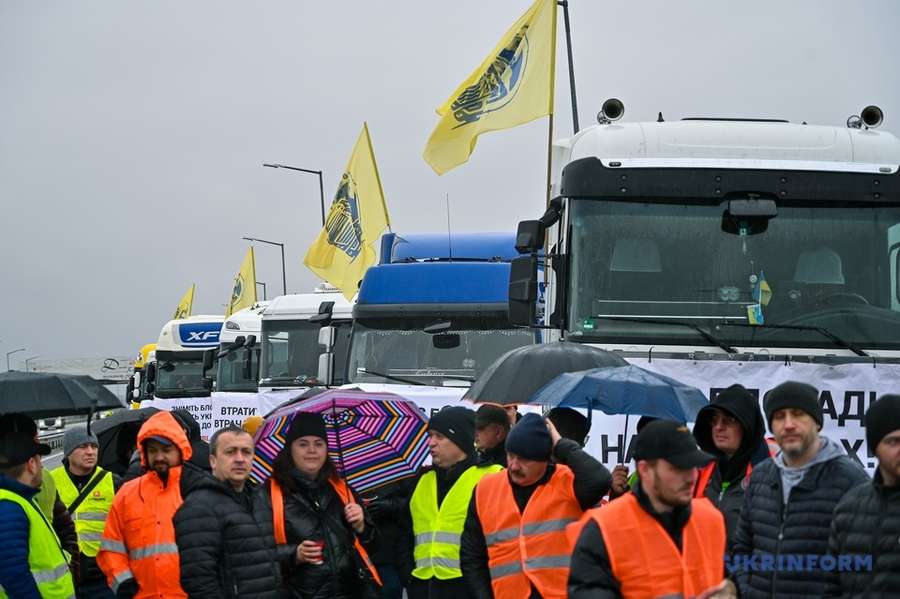 «Втратить Україна – втрачатиме Польща!»: українські перевізники у відповідь польським протестують на кордоні (фото)