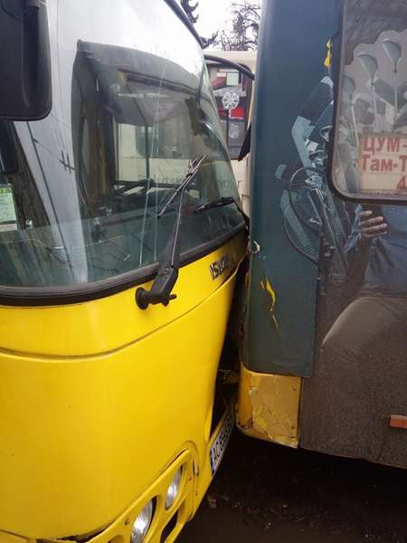 У центрі Луцька тролейбус протаранив дві маршрутки (фото) 