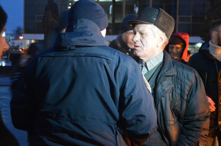 У центрі Луцька чоловік під час флеш-мобу хотів «спалити Путіна» (фото, відео 18+)