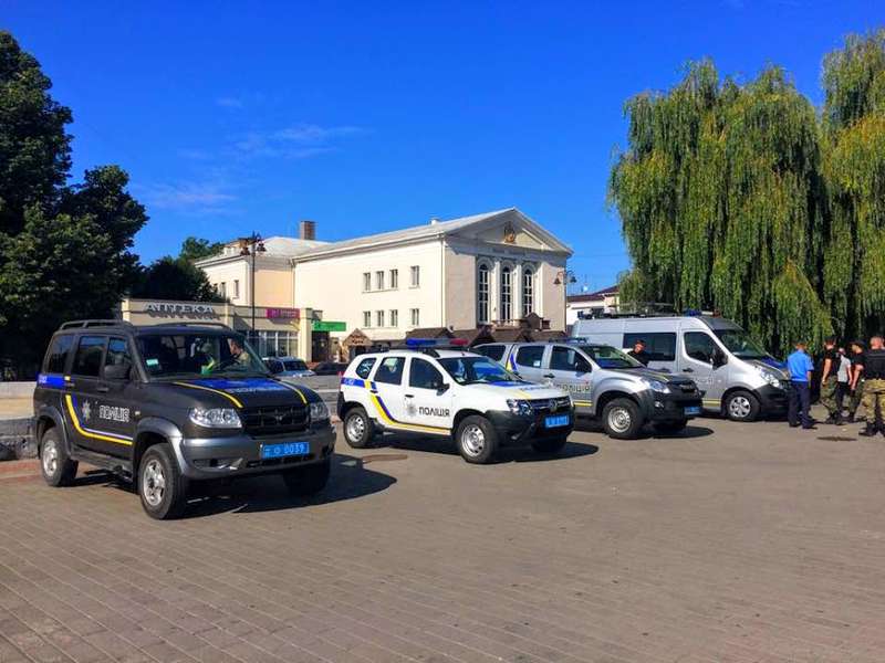 Центральну площу Луцька «перекрили» два десятки поліцейських авто