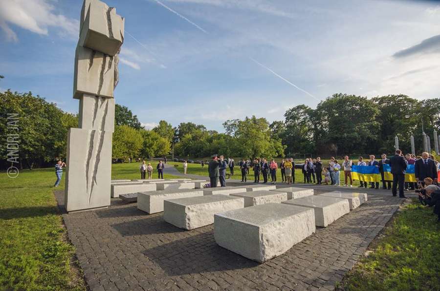 Пам'ятник жертвам Волинської трагедії><span class=