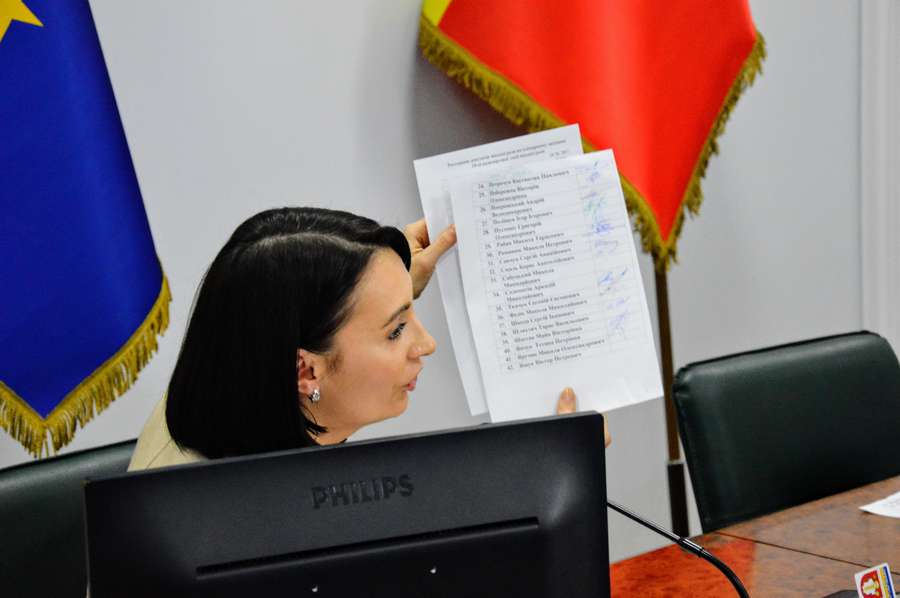Юлія Вусенко демонструє протоколи реєстрації