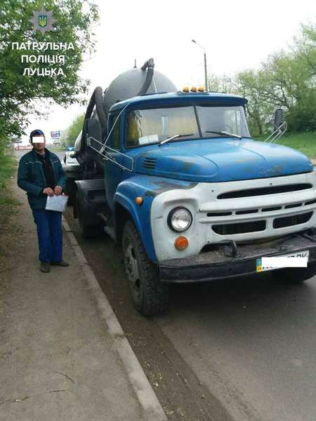 У Луцьку затримали вантажівки, які зливали нечистоти (фото)
