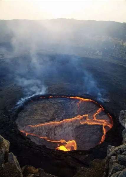 Озеро лави в вулкані Ерта-ель, Ефіопія><span class=