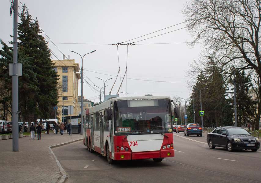Вулицями Луцька курсує унікальний тролейбус (фото)