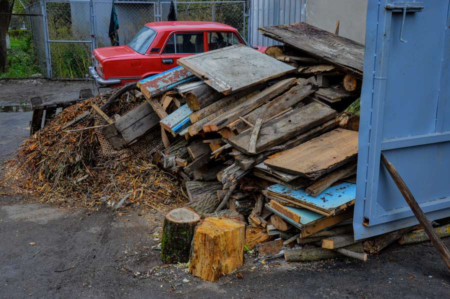 Чим вивозять луцьке сміття і чистять дороги: репортаж із «бази» комунальників (фото)