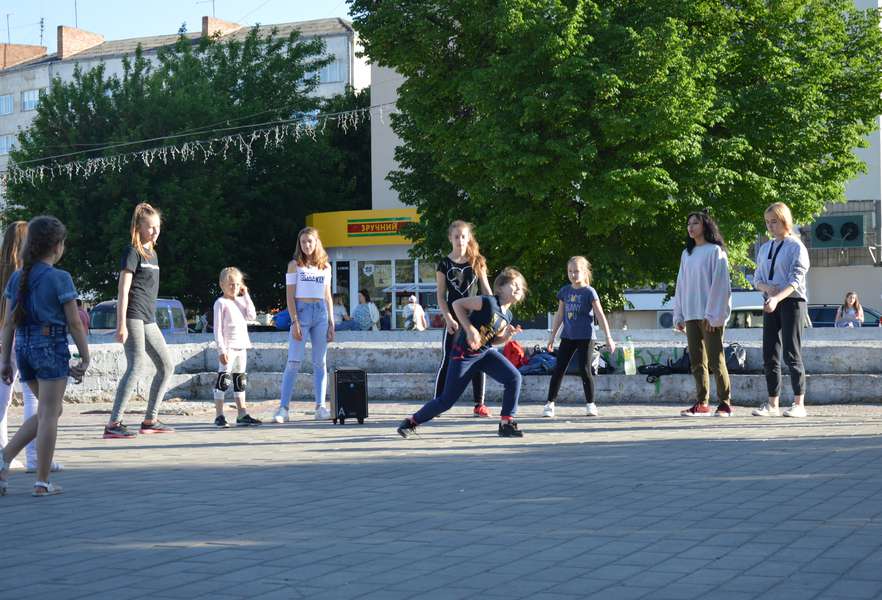 У центрі Луцька дівчата танцювали запальні танці (фото)