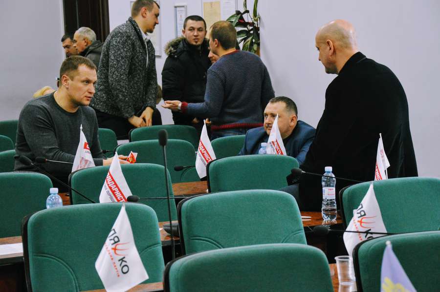 Депутати «правого сесійного крила» після оголошення Вусенко розійшлися. Залишилися окремі